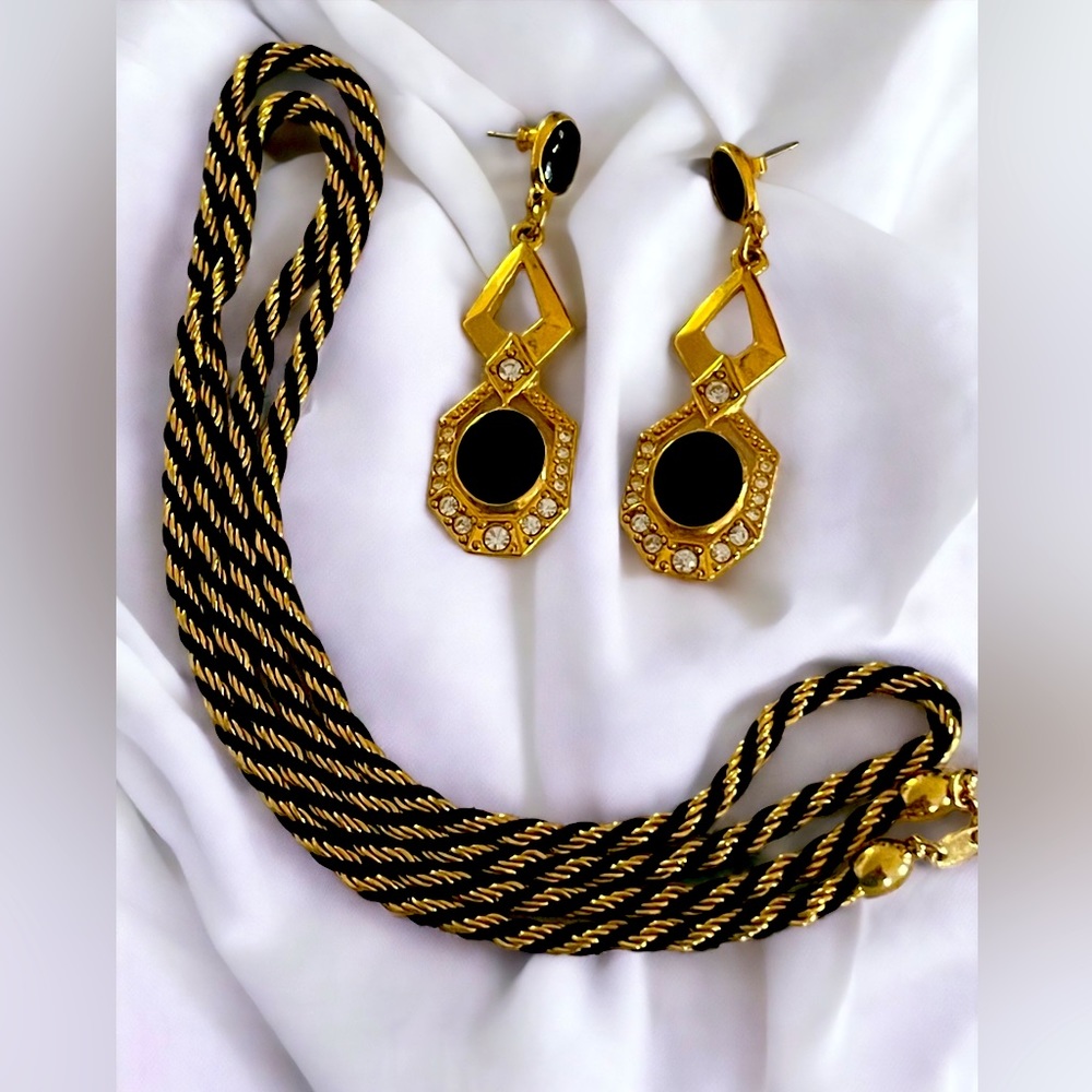 Vintage 80’s Trafari Black & Gold Toned Rope Chain w/Vintage 90’s Avon Earrings